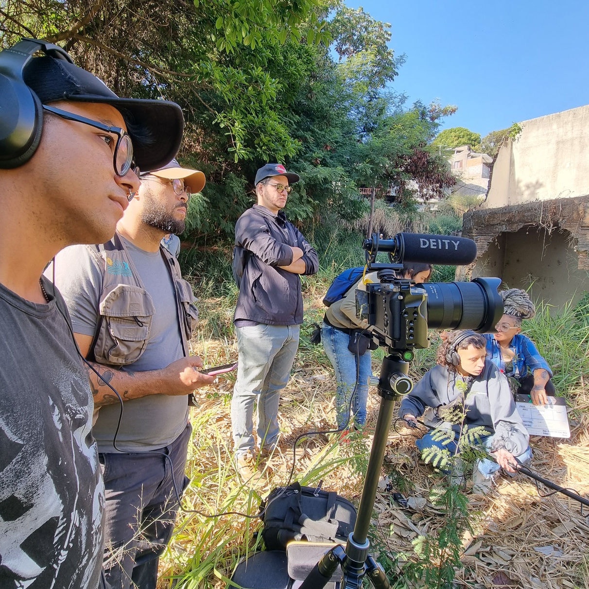Grupo durante aulas de cinema com foco em meio ambiente 
