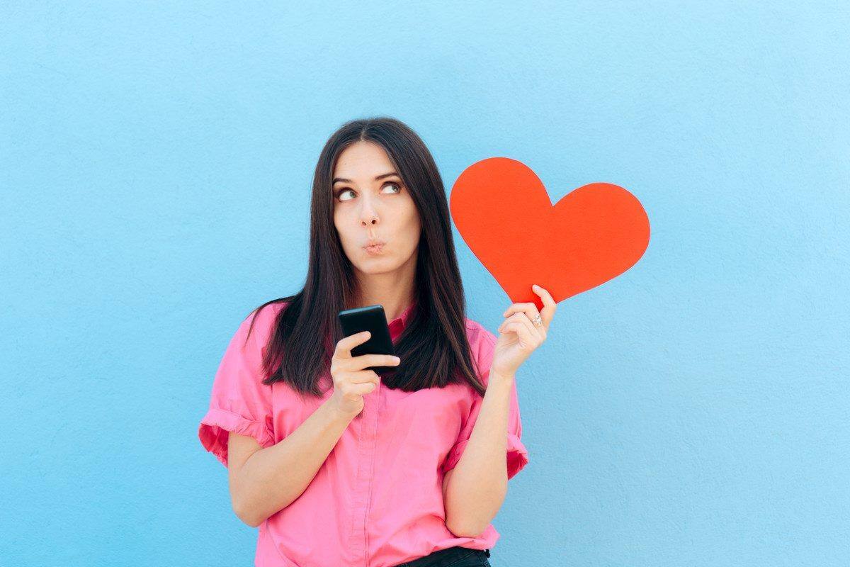 Além de muito presente nas redes sociais, a retórica Good Vibes Only parece também reproduzir o modus operandi que prevalece no ambiente virtual - e os problemas decorrentes da positividade tóxica tendem a ser potencializados pelas mídias digitais