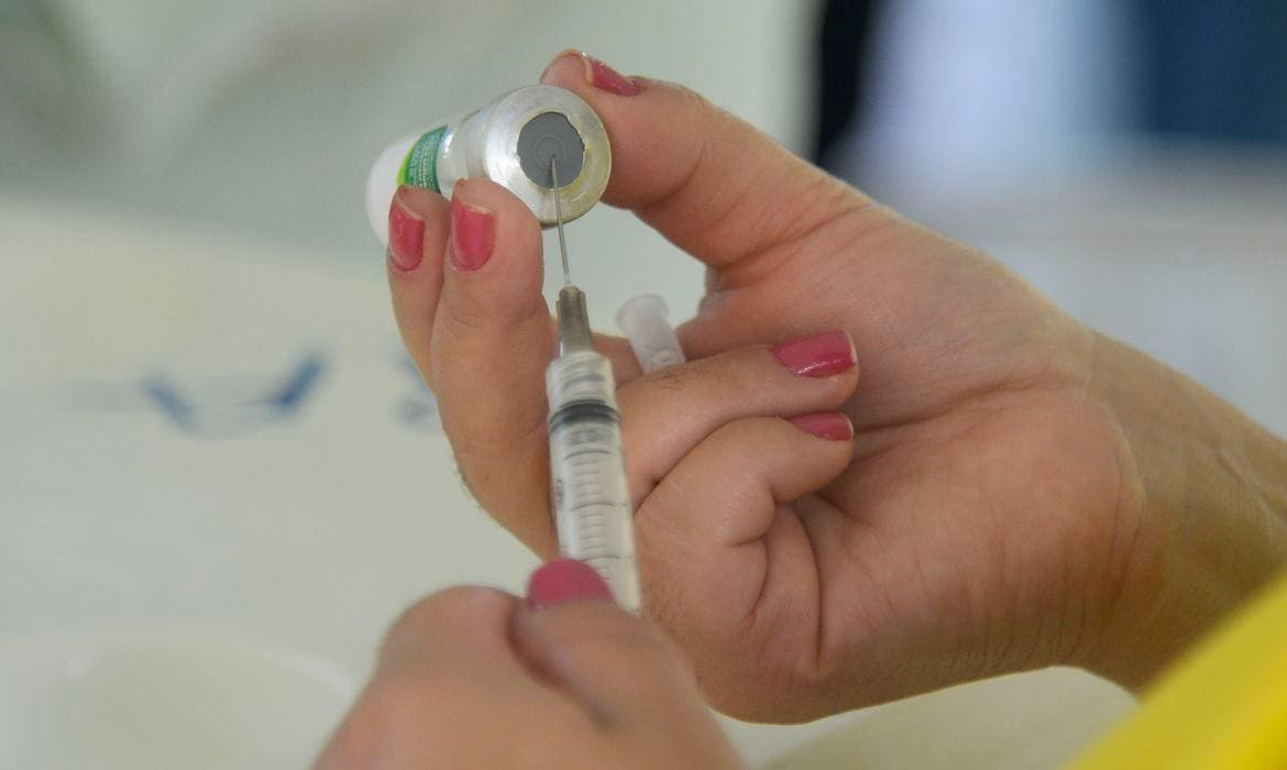 Vacina contra a gripe é oferecida gratuitamente pelo SUS  
