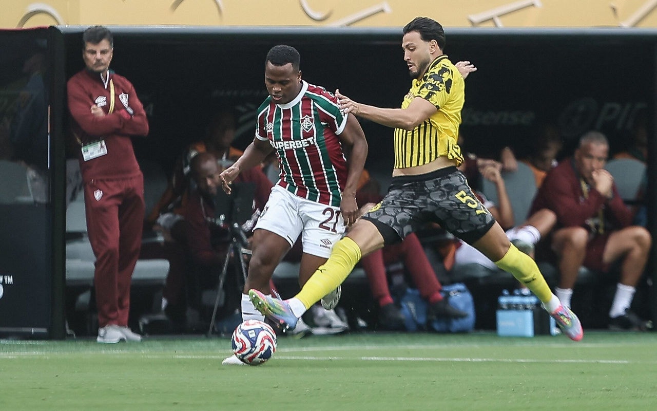 Arias tenta levar vantagem sobre adversário do Borussia