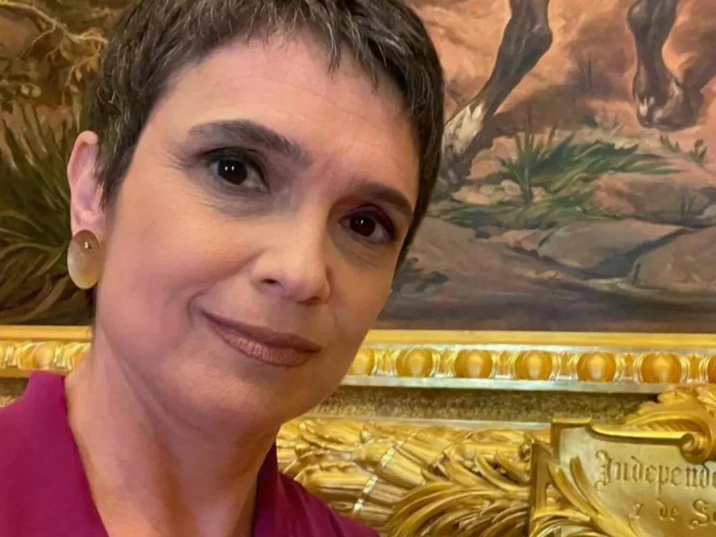 De biquíni, Sandra Annenberg se refresca e mostra ‘boa forma’ na web