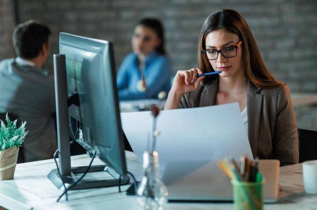 Empregador precisa desembolsar entre 60% e 80% a mais do salário base do empregado, mensalmente, para pagar os tributos