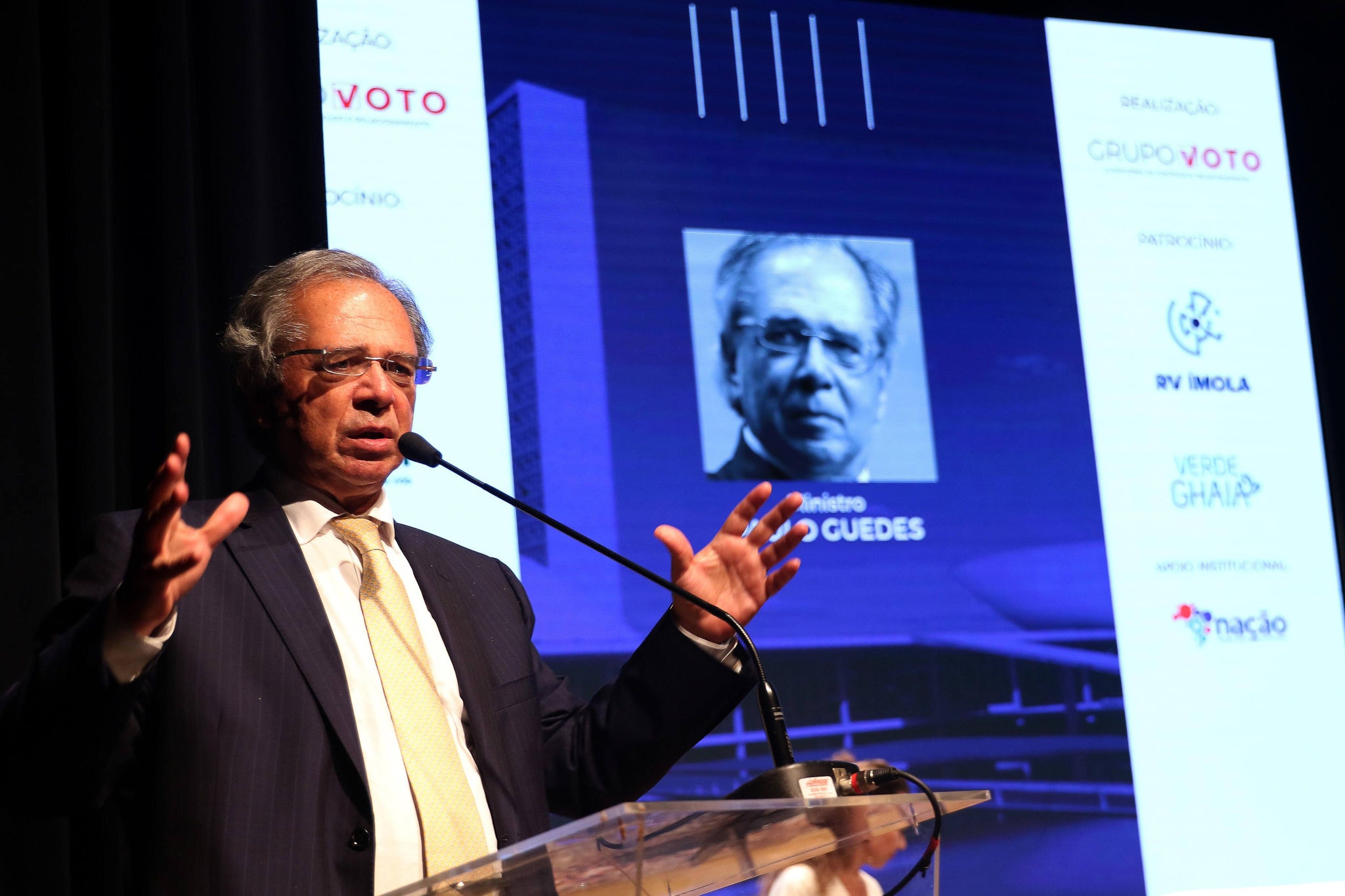 "É um câmbio que flutua", justificou o ministro Paulo Guedes sobre a possibilidade do dólar chegar a R$ 5