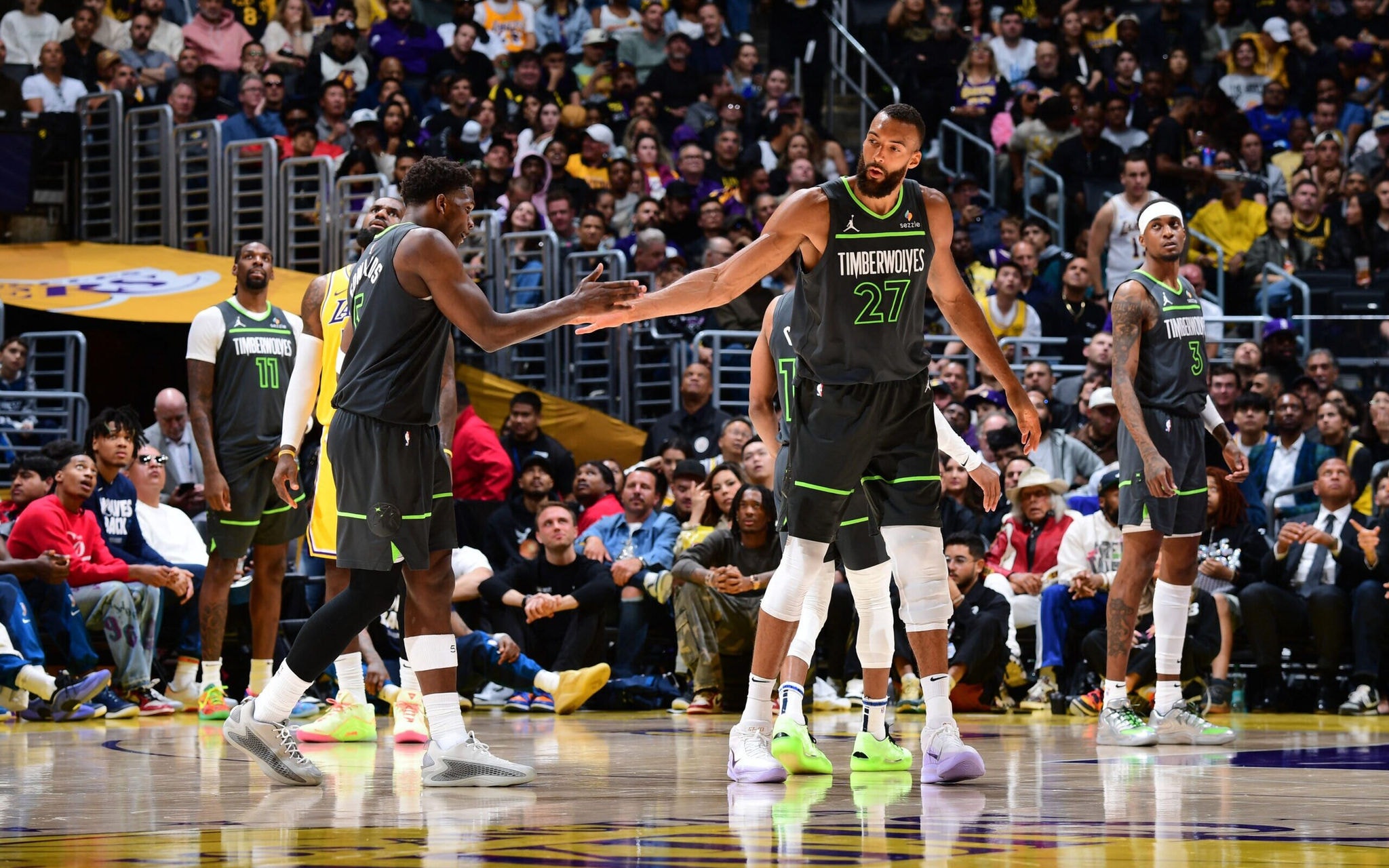 O Minnesota Timberwolves venceu o Los Angeles Lakers por 103 a 96 (Foto: Adam Pantozzi/AFP)