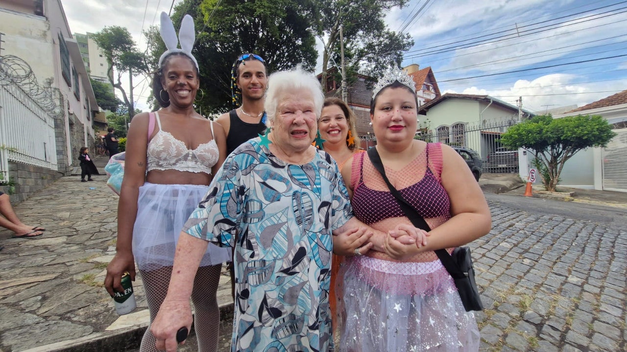 Dona Geny Lima , de 86 anos, curte o Carnaval de BH acompanhada da filha e de netos