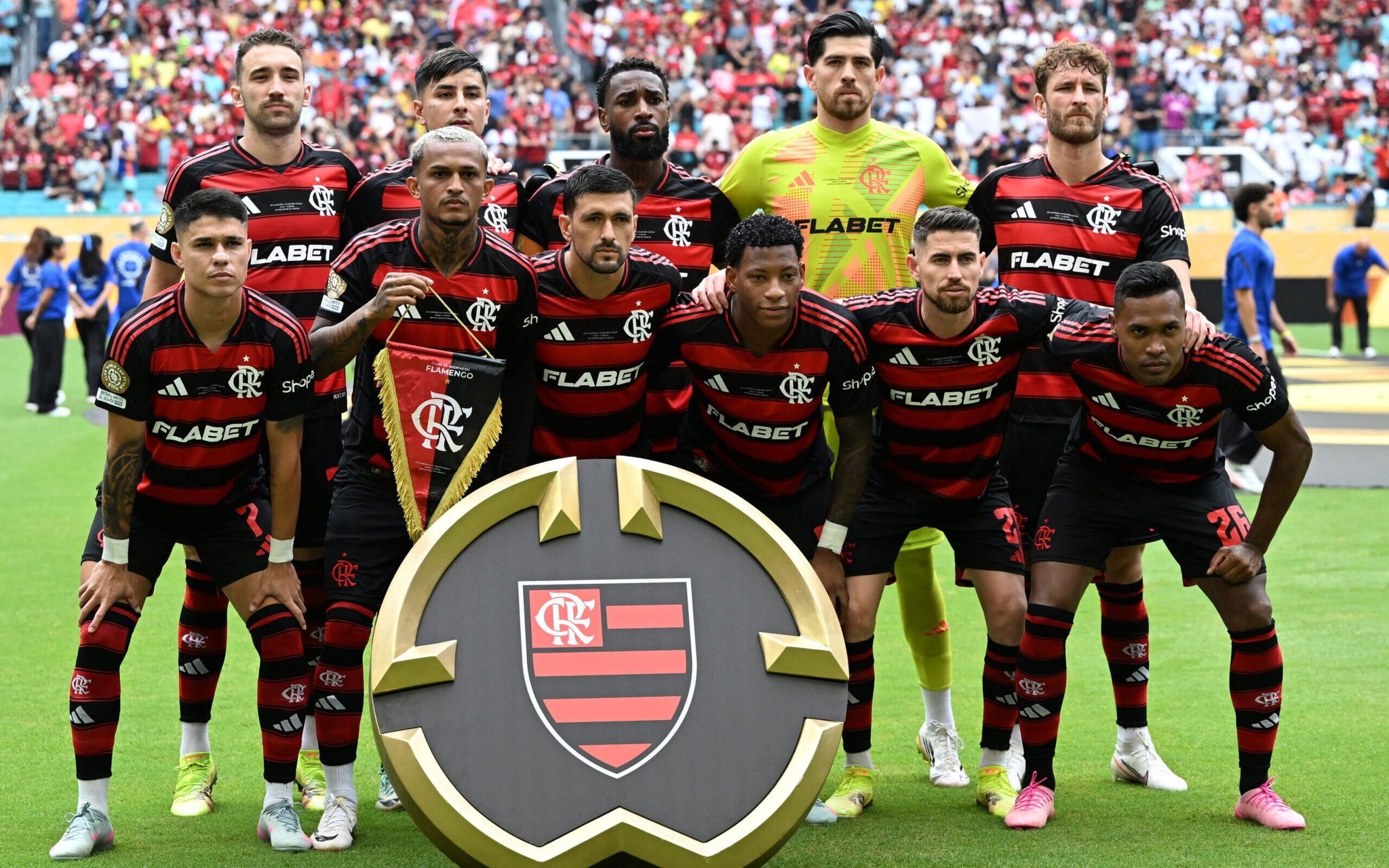 Jogadores do Flamengo posam para foto antes de duelo com o Bayern pelo Mundial de Clubes (Foto: PATRICIA DE MELO MOREIRA / AFP)