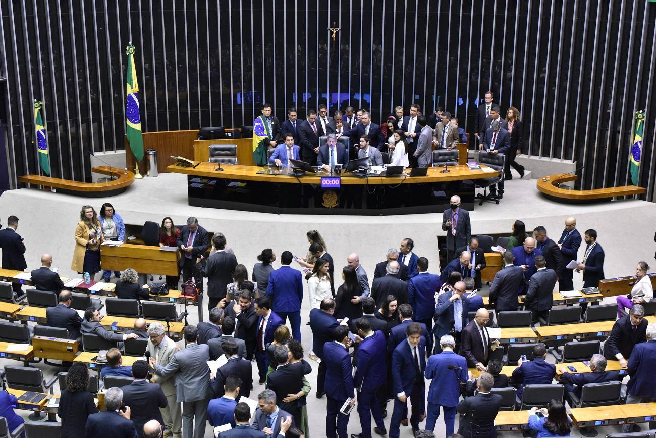 Câmara começa a votar urgência do PL das Fake News