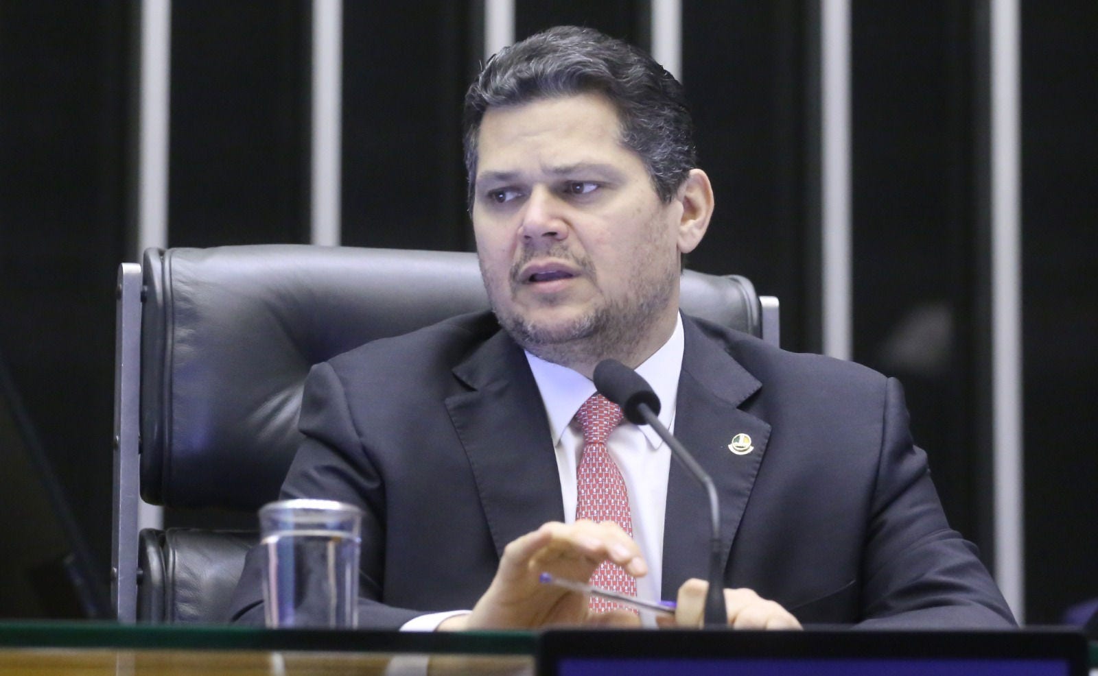 Presidente do Congresso Nacional, senador Davi Alcolumbre (União Brasil-AP), leu requerimento de instalação da CPMI em sessão nesta terça-feira (17)