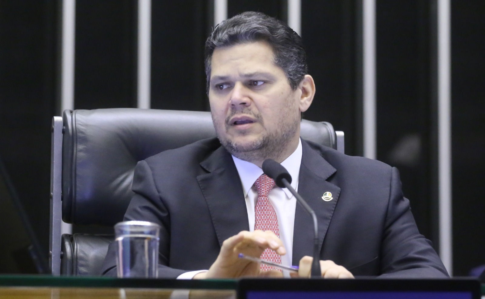 Presidente do Congresso Nacional, senador Davi Alcolumbre (União Brasil-AP), leu requerimento de instalação da CPMI em sessão nesta terça-feira (17)