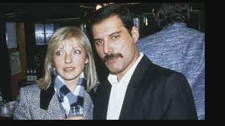 Freddie Mercury, que morreu em 1991, e a ex-namorada Mary Austin