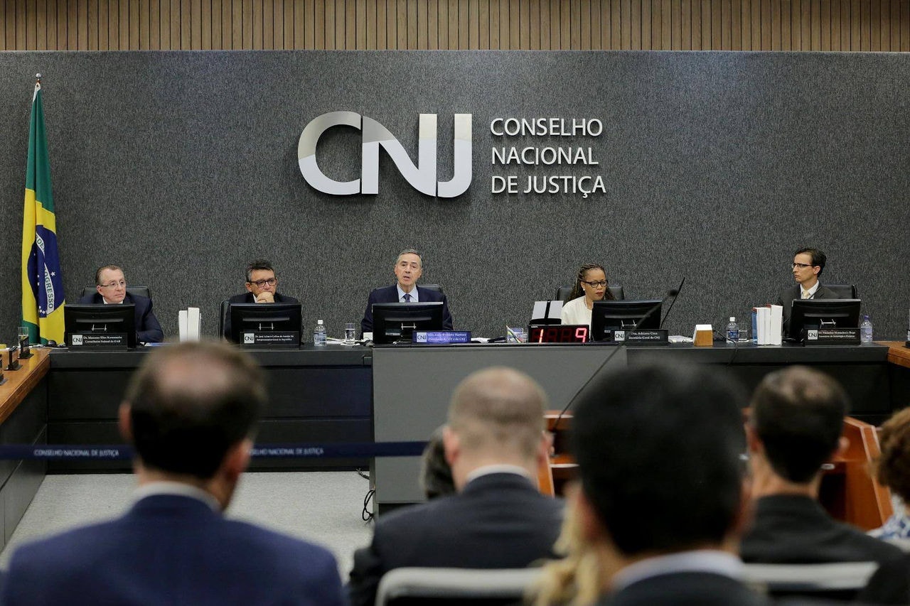 Ministro Luís Roberto Barroso em sessão do CNJ