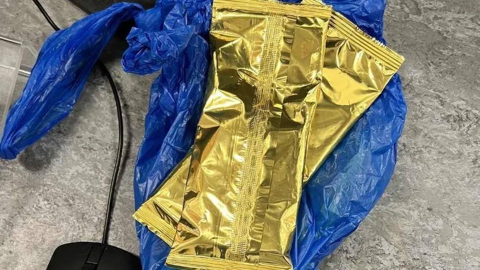 Embalagens de chocolate apreendidas pela polícia britânica