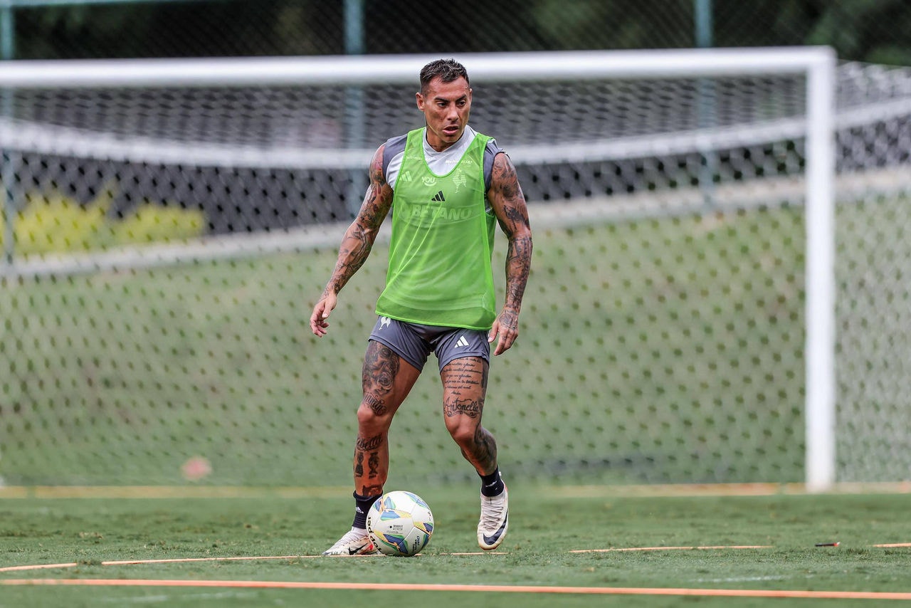 Atacante Eduardo Vargas durante treino do Atlético na Cidade do Galo
