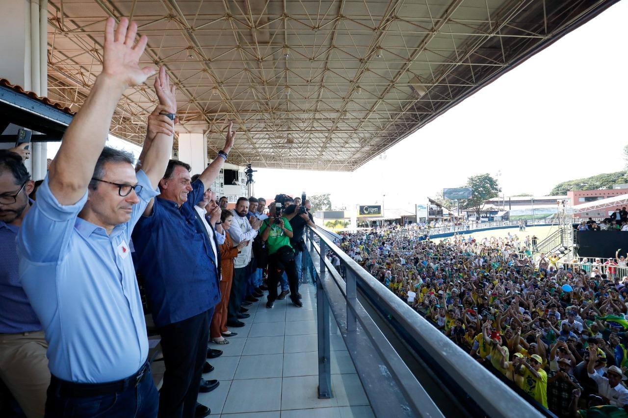 Presidente da República Jair Bolsonaro cumprimenta os presentes