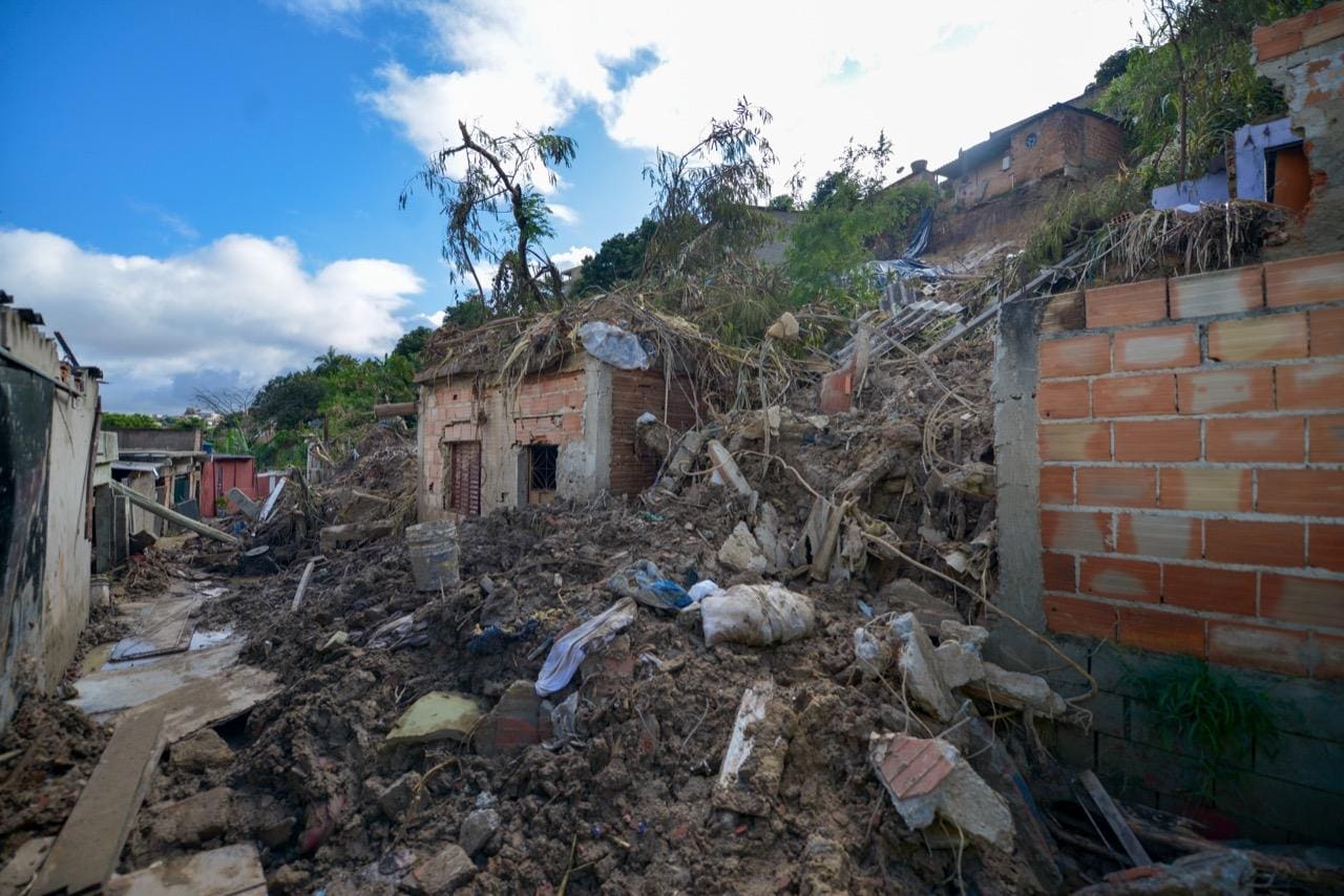 Vila Ideal segue com rastro de destruição cinco dias após chuva que causou deslizamentos na região