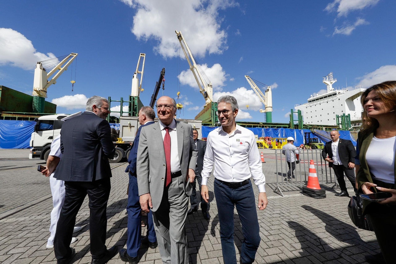 O governador Romeu Zema (Novo) ao lado do vice-presidente Geraldo Alckmin (PSB) durante a exportação de lotes do lítio na última quinta-feira (27/7)