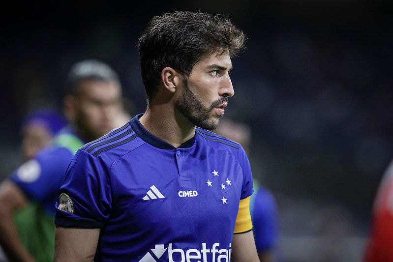 Um dos jogadores mais experiente do elenco celeste, Lucas Silva deve ser titular diante do Vitória, em Salvador