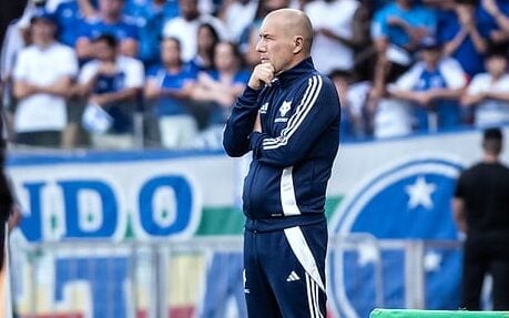Leonardo Jardim, técnico do Cruzeiro, à beira do gramado. Foto: Gustavo Aleixo / Cruzeiro