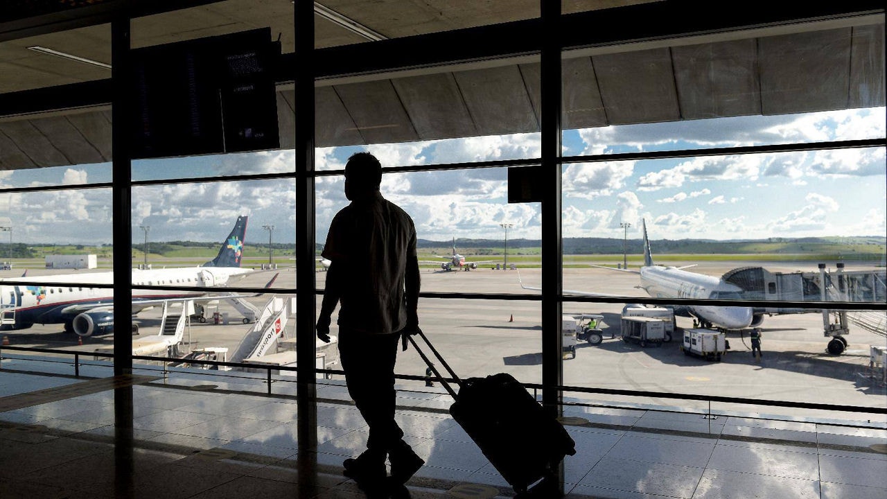 Passageiro caminha pelo Aeroporto Internacional Tancredo Neves, em Confins (MG)