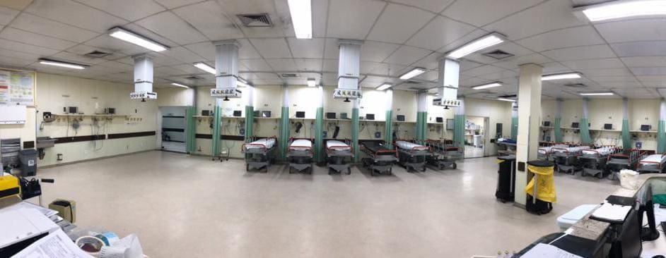 Imagem registrada  viralizou ao mostrar um cenário muito diferente: a sala onde aguardam os politraumatizados ficou vazia