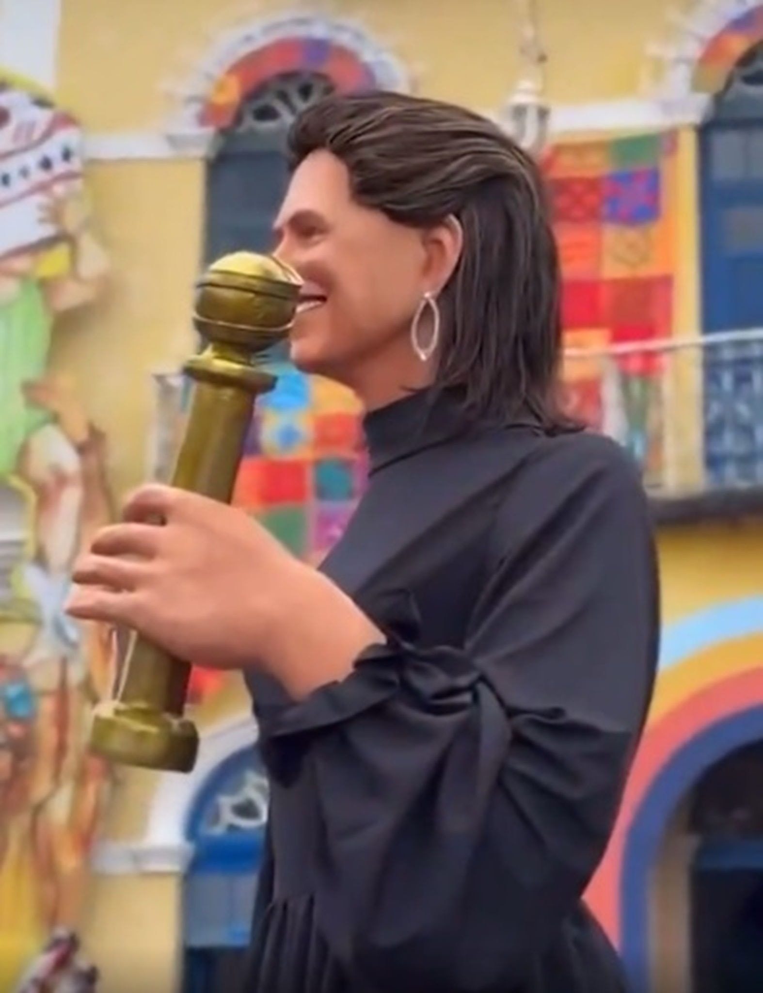 Fernanda Torres ganha bonecão no Carnaval de Olinda