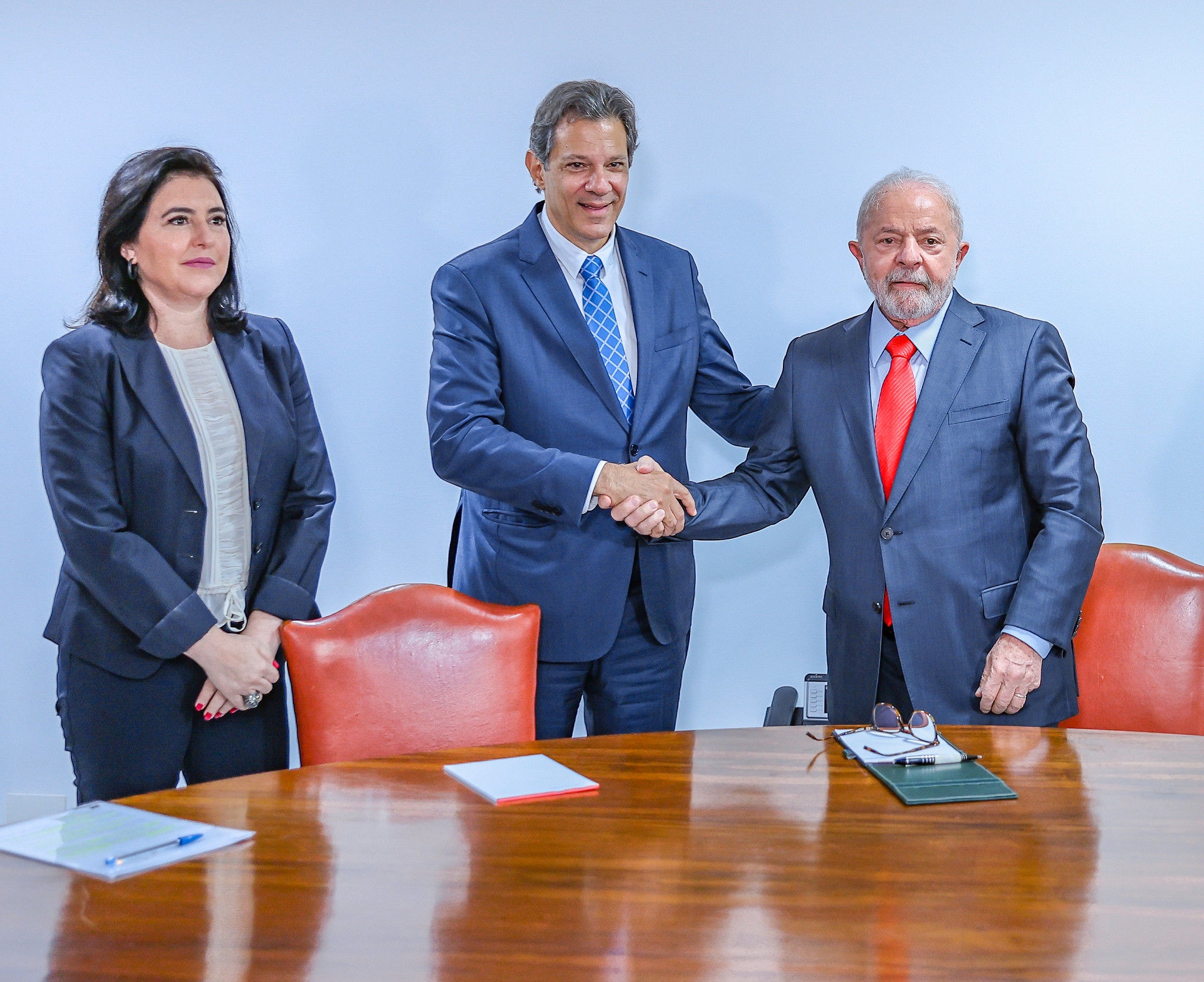 Presidente da República, Luiz Inácio Lula da Silva, em reunião com o ministro da Fazenda, Fernando Haddad, e a ministra do Planejamento e Orçamento, Simone Tebet