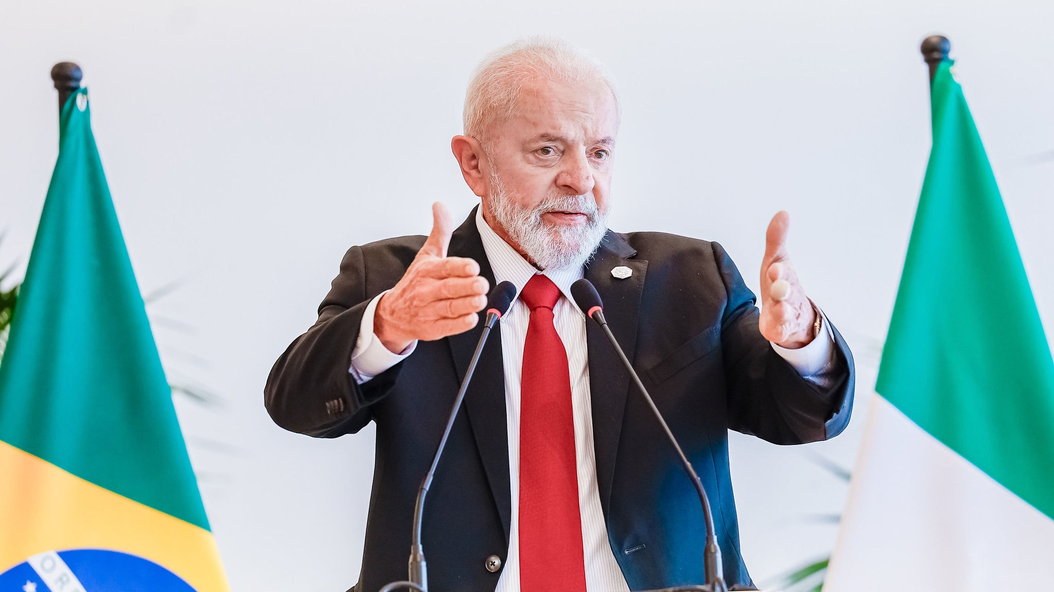 Lula e os ministros Fernando Haddad e Simone Tebet têm sido cobrados por economistas 