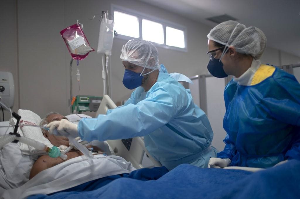 Homem internado com Covid-19 na UTI do hospital Dr. Ernesto Che Guevara, em Maricá, no Rio de Janeiro