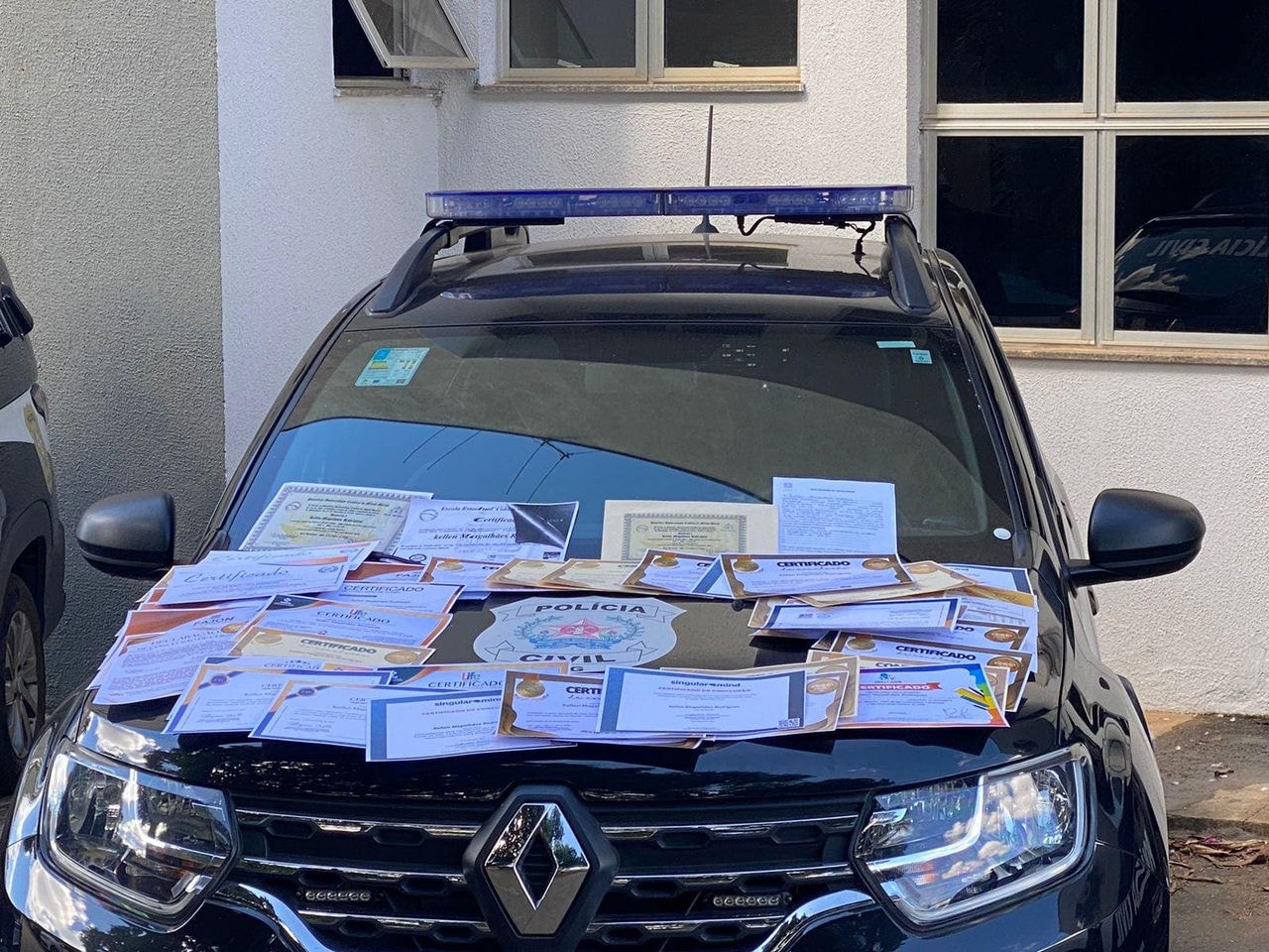 Polícia Civil encontrou diversos diplomas falsos na casa da mulher
