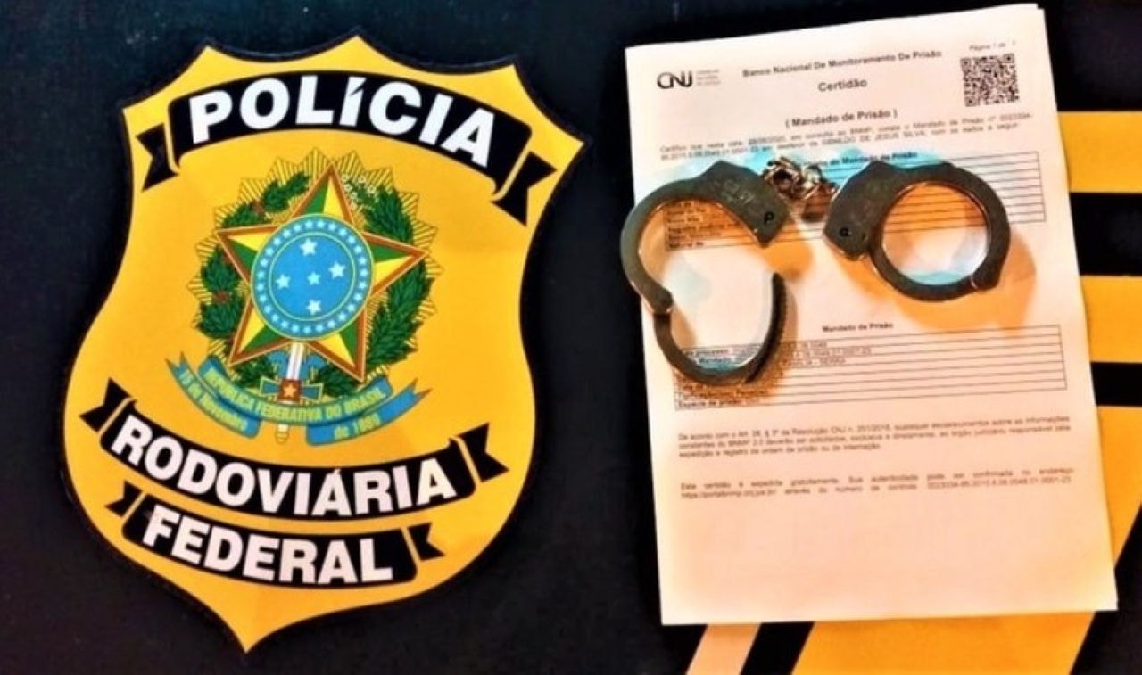Condutor foi parado pela PRF e agentes descobriram mandado de prisão em aberto
