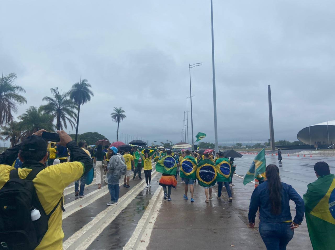Manifestantes enfrentam chuvas diante do QG do Exército para pedir intervenção militar, o que é ilegal