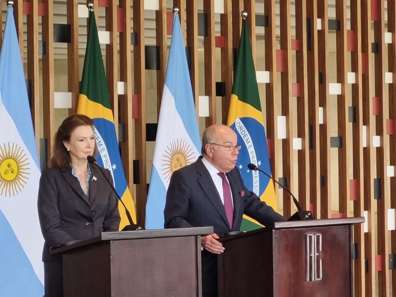O ministro de Relações Exteriores do Brasil, Mauro Vieira, e a chanceler da Argentina, Diana Mondino, no Palácio do Itamaraty, em Brasília