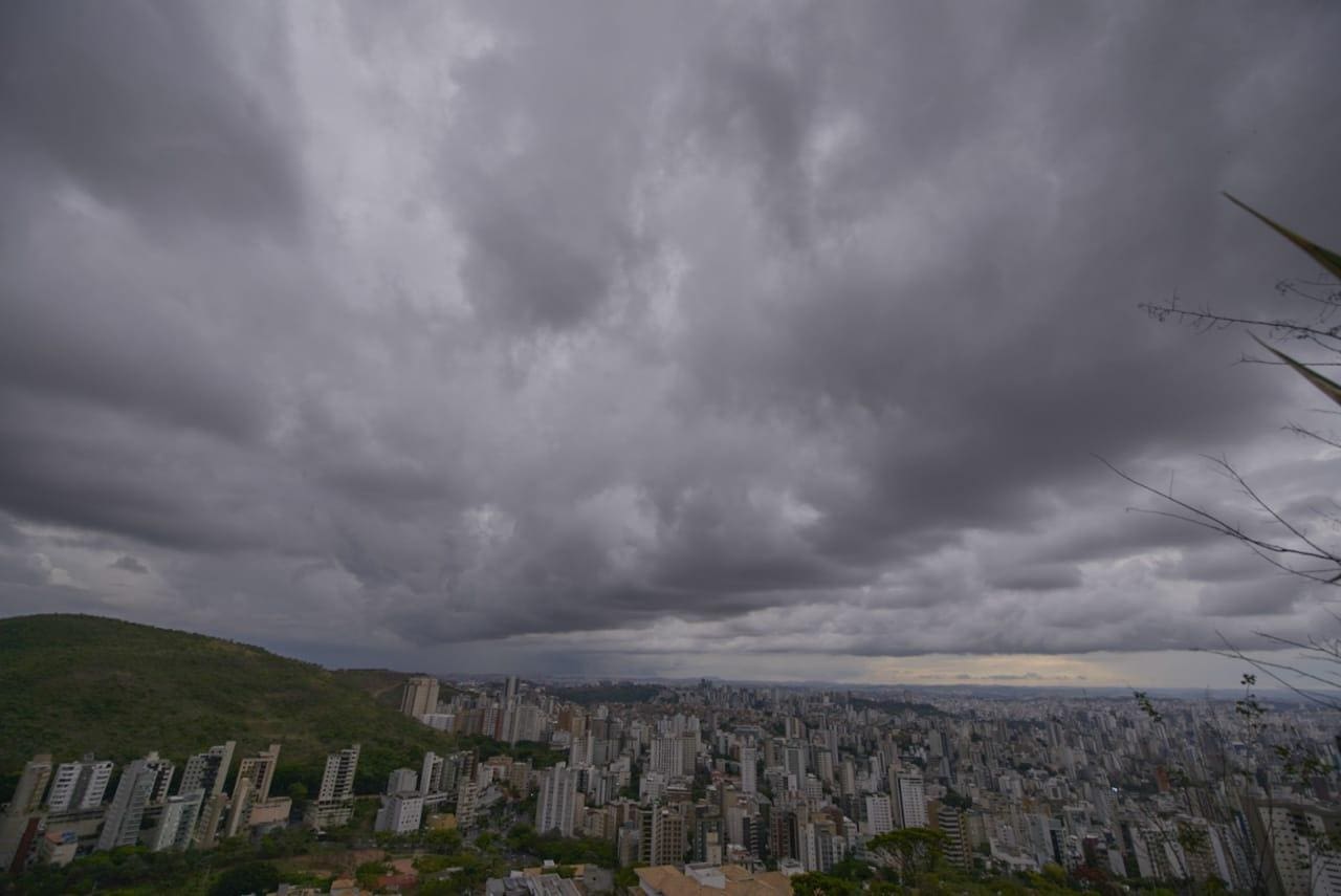 Defesa Civil alertou para possibilidade de chuva forte em BH
