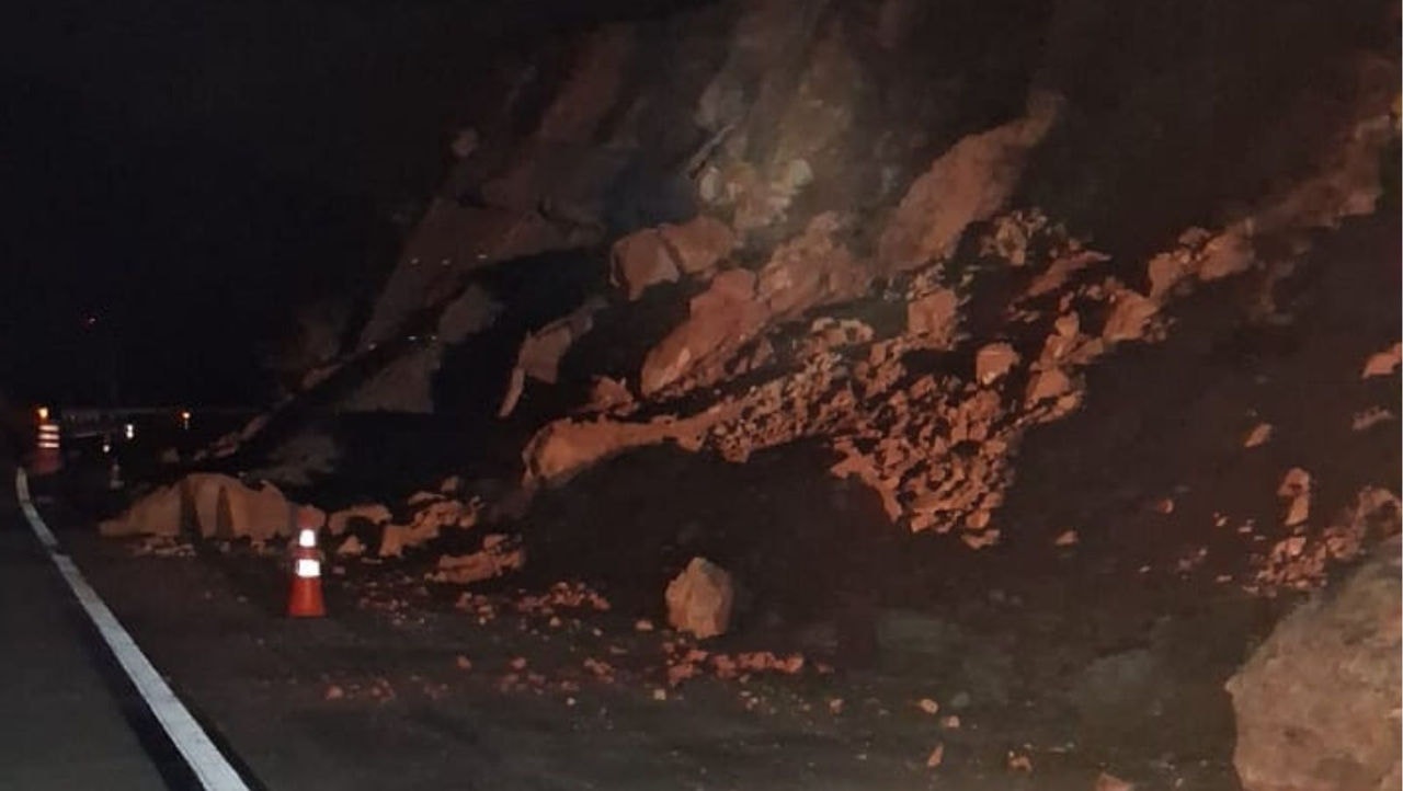 BR-381 está interditada em Governador Valadares após queda de talude