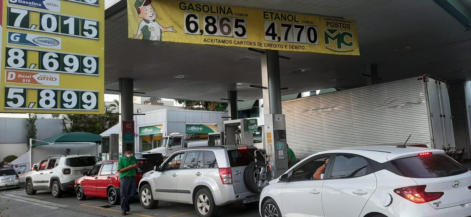 fila de carros para abastecer no Cidade Nova, em BH