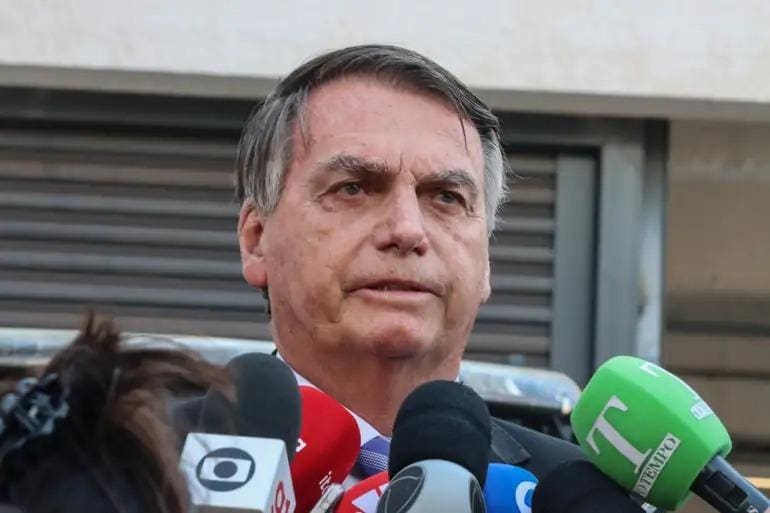 O ex-presidente Jair Bolsonaro fala com jornalistas, na sede da Polícia Federal, em Brasília