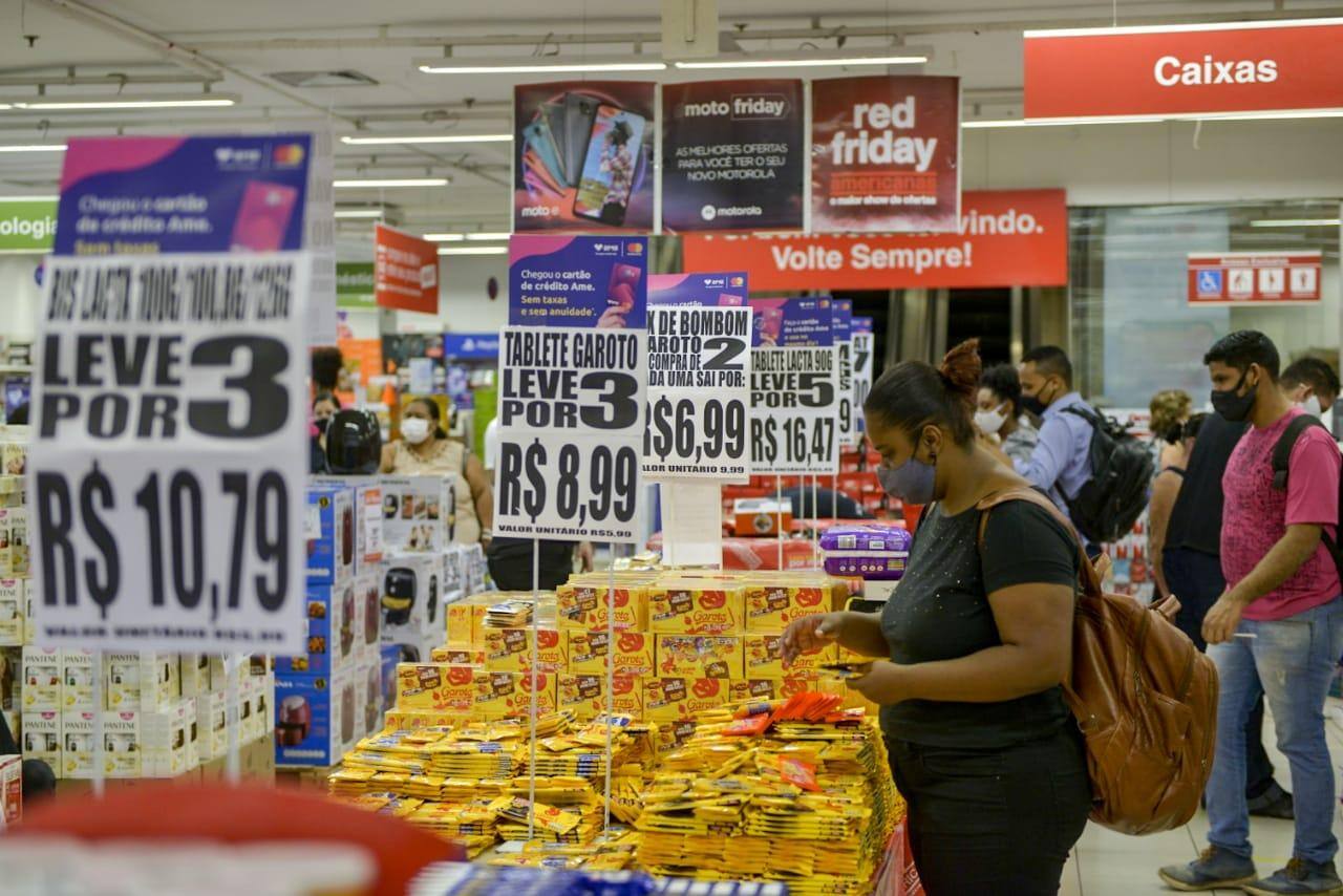Consumidores aproveitam promoções da Black Friday em loja no centro de BH