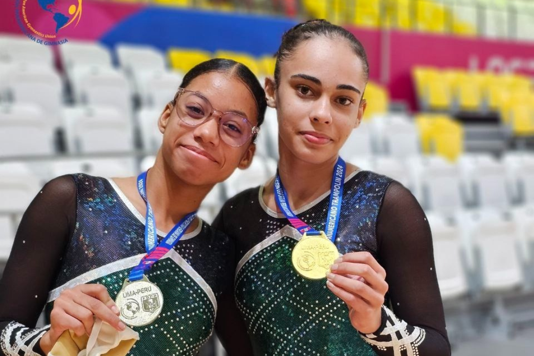 Julia Silva (esq) e Eduarda Vicente (dir) ficaram com as medalhas de prata e ouro na prova de trampolim individual na categoria 13/14 anos