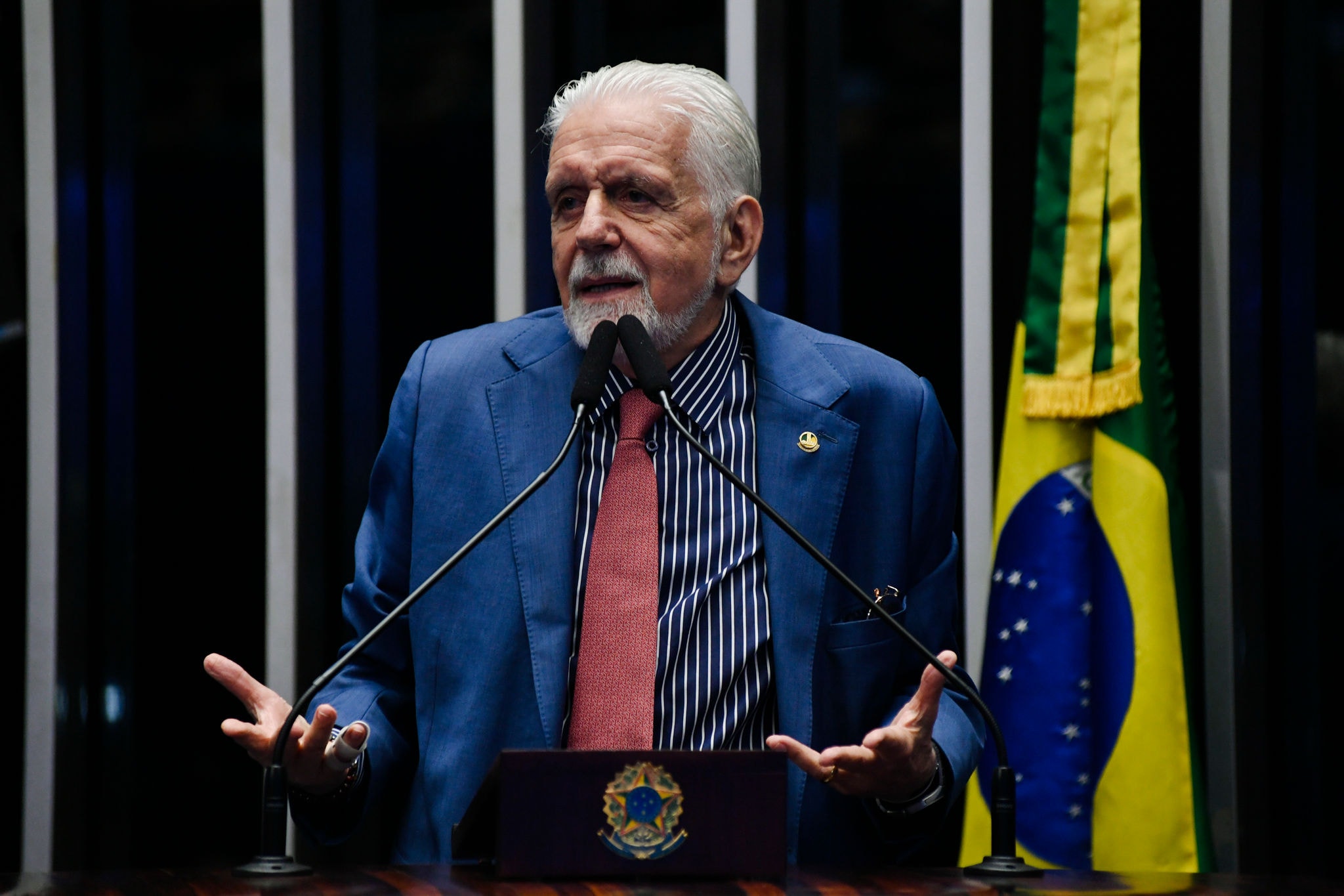 O senador Jaques Wagner, líder do governo Lula, faz pronunciamento durante sessão do Senado