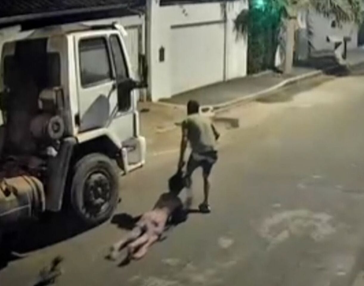 Câmeras de segurança flagraram a cena de violência