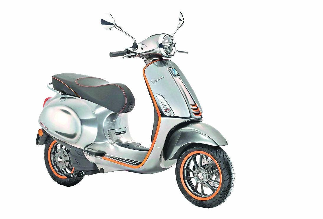 A moto foi lançada no Salão de Milão do ano passado; a Vespa Elletrica é fabricada em Pontedera, na Itália, as encomendas começam a partir de outubro