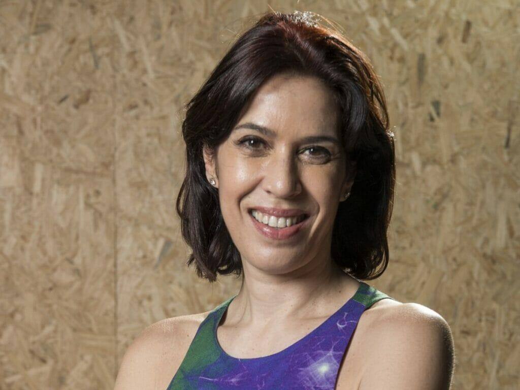 Maria Clara Gueiros revela situação inusitada durante gravação de beijo técnico em novela: “Enfiou a língua na minha boca”