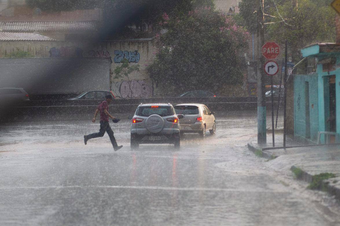 Chuva na avenida Teresa Cristina