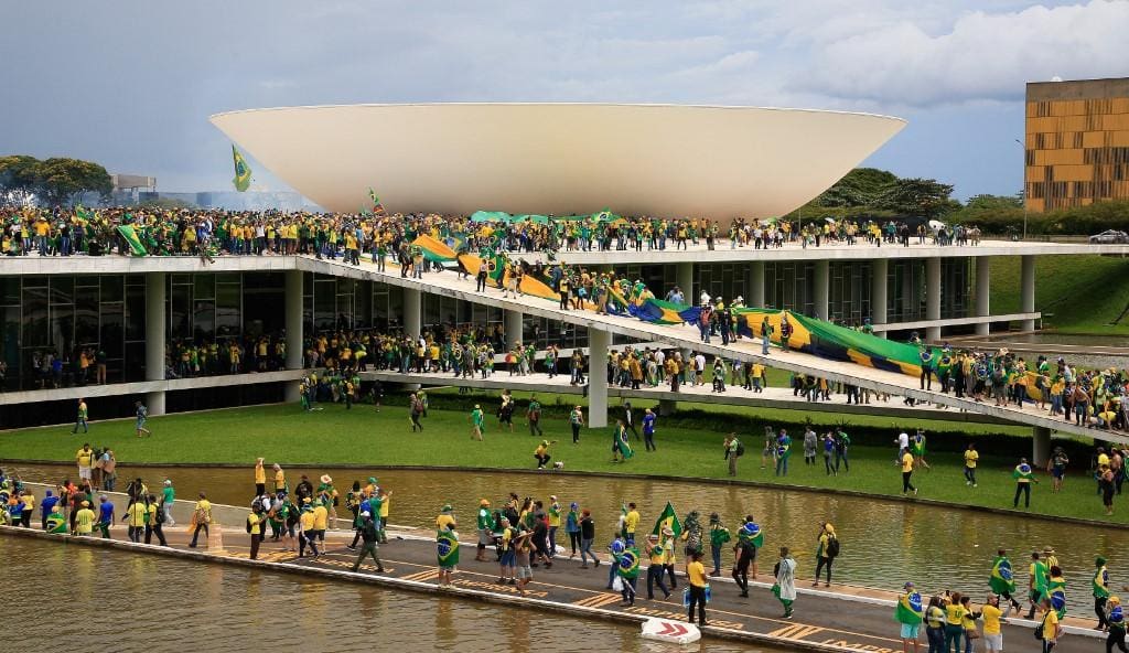 Manifestantes bolsonaristas invadiram e depredaram a Praça dos Três em Brasília