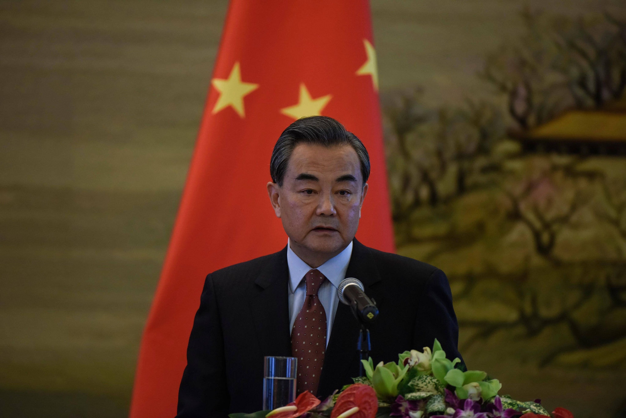  O ministro chinês das Relações Exteriores, Wang Yi (foto), não desmentiu explicitamente a presença de mísseis na ilha