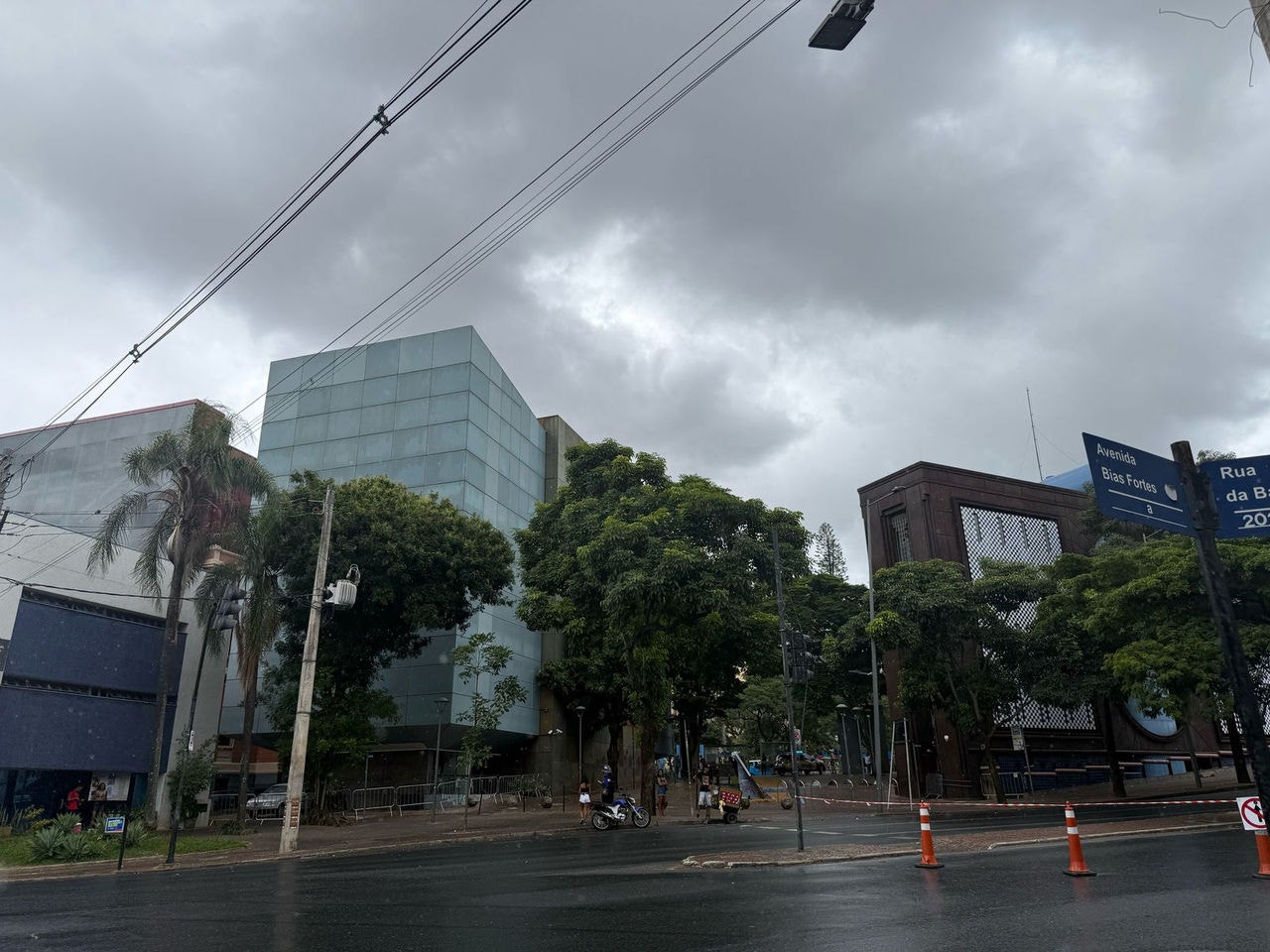 Leve garoa caiu na região Centro-Sul de BH em meio ao calorão no Carnaval