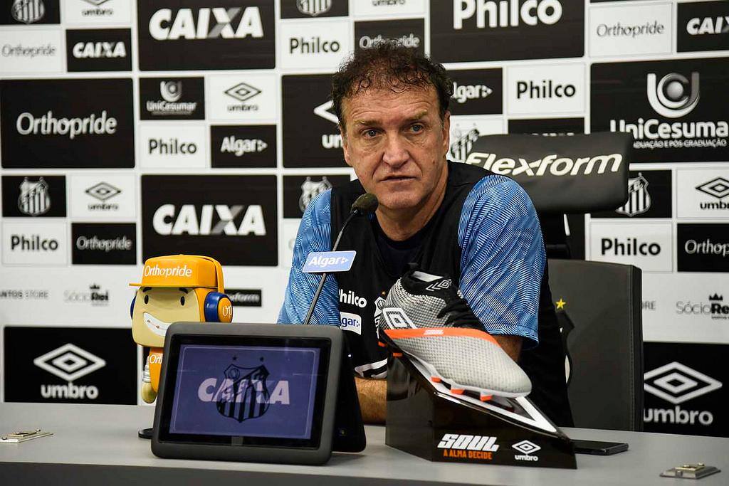 Técnico Cuca durante coletiva de imprensa quando dirigia o Santos