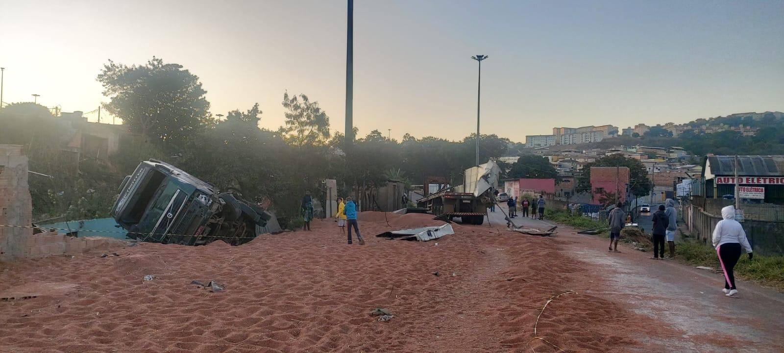 Carreta ficou sobre casas