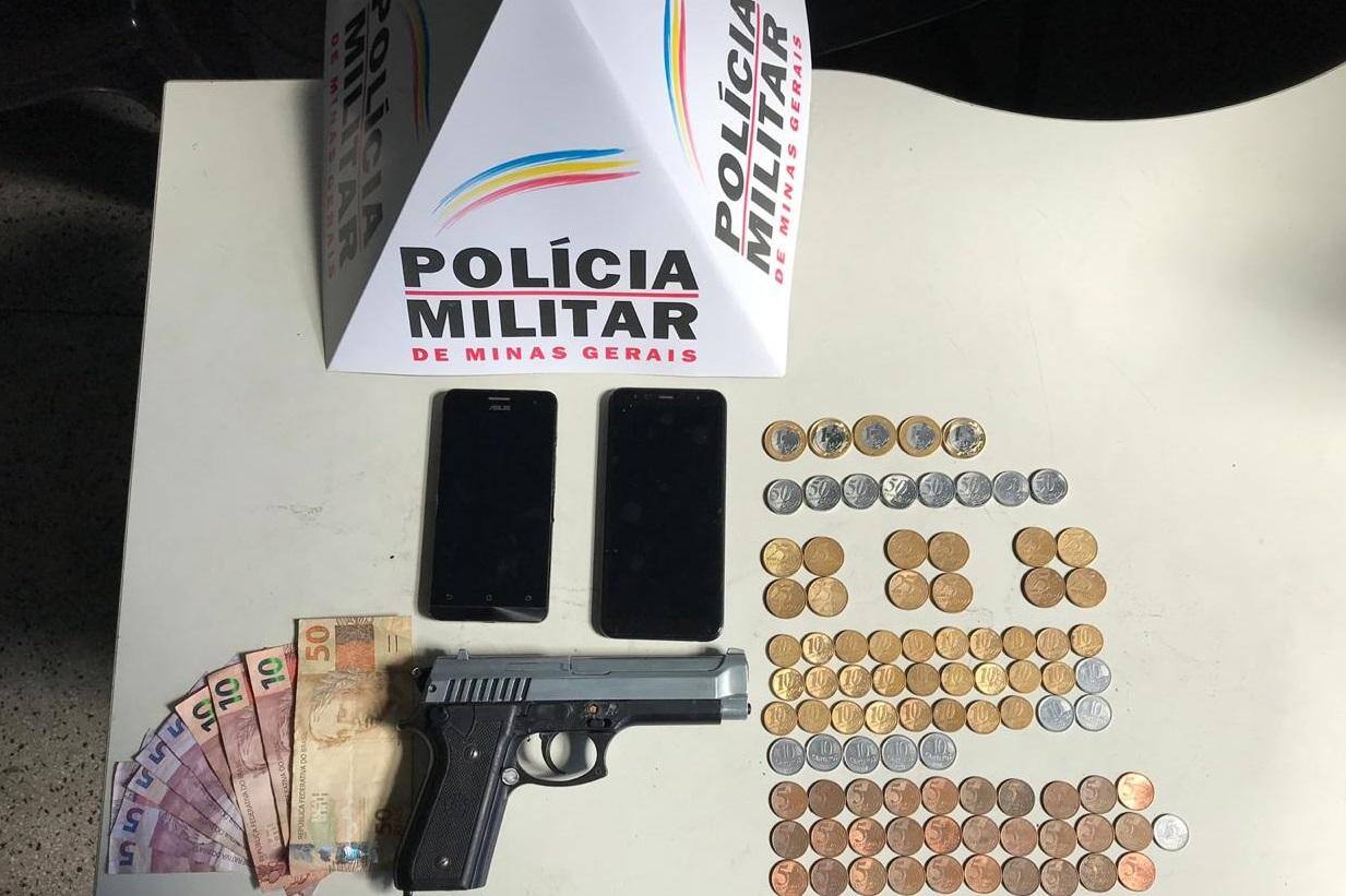 Entre os itens apreendidos, está uma réplica de arma de fogo