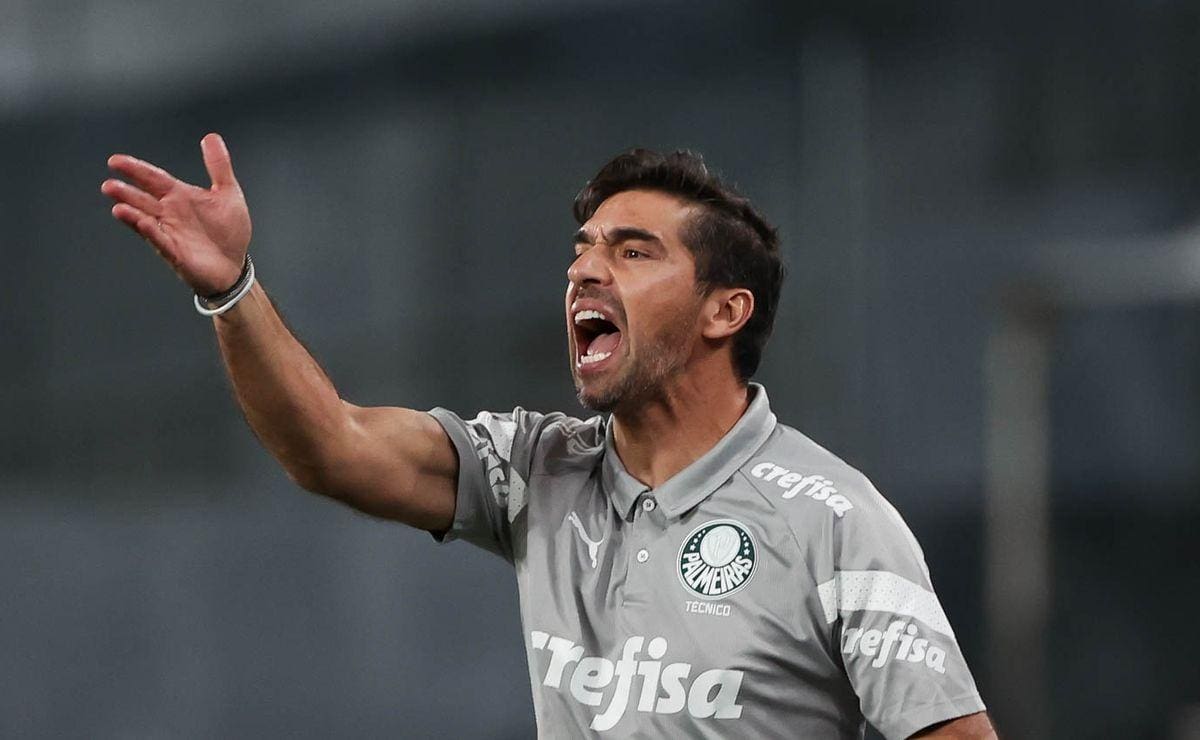 Abel Ferreira, técnico do Palmeiras, gesticula à beira do gramado 